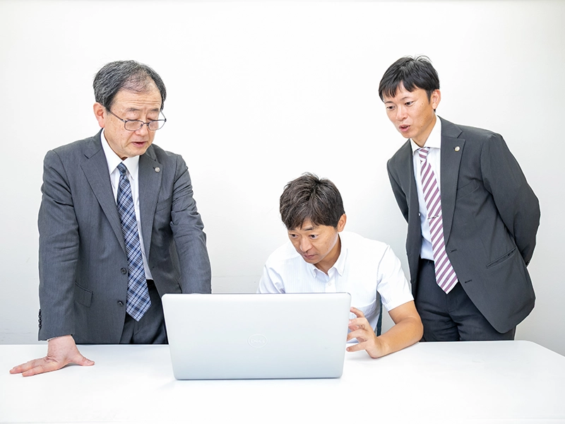 相談しながら仕事を進める税理士3人