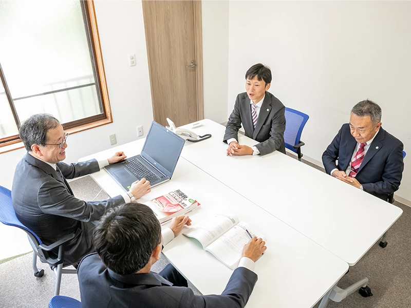 会議室で談笑する税理士たち