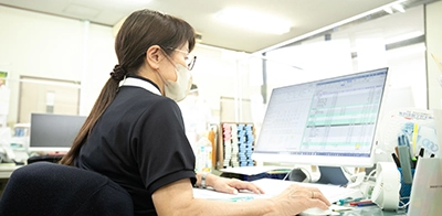 パソコン作業する社員