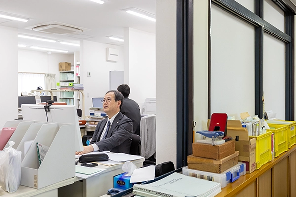 社内で気さくに話す関口代表税理士