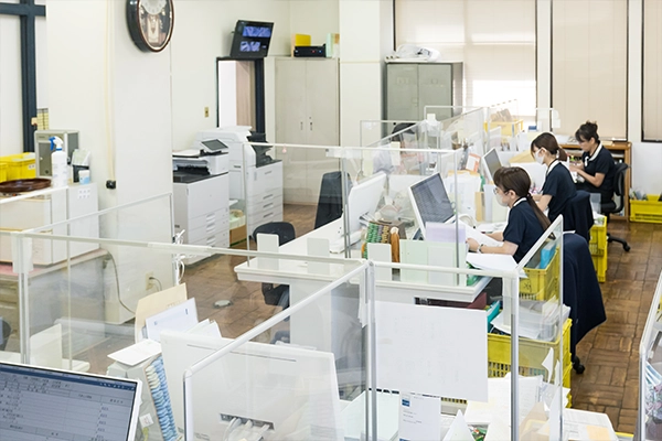 関口会計社内で作業する女性たち