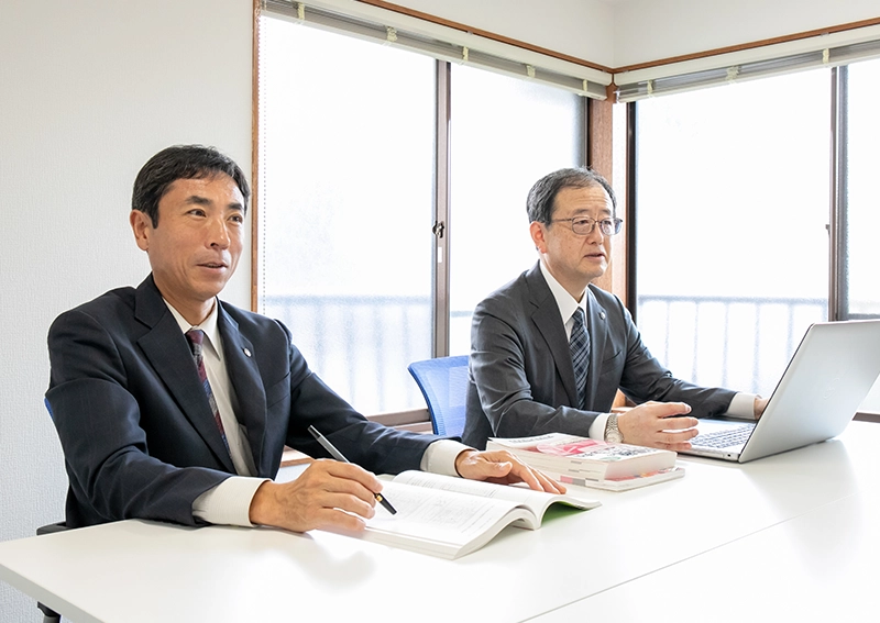 会議室で打ち合わせする税理士たち
