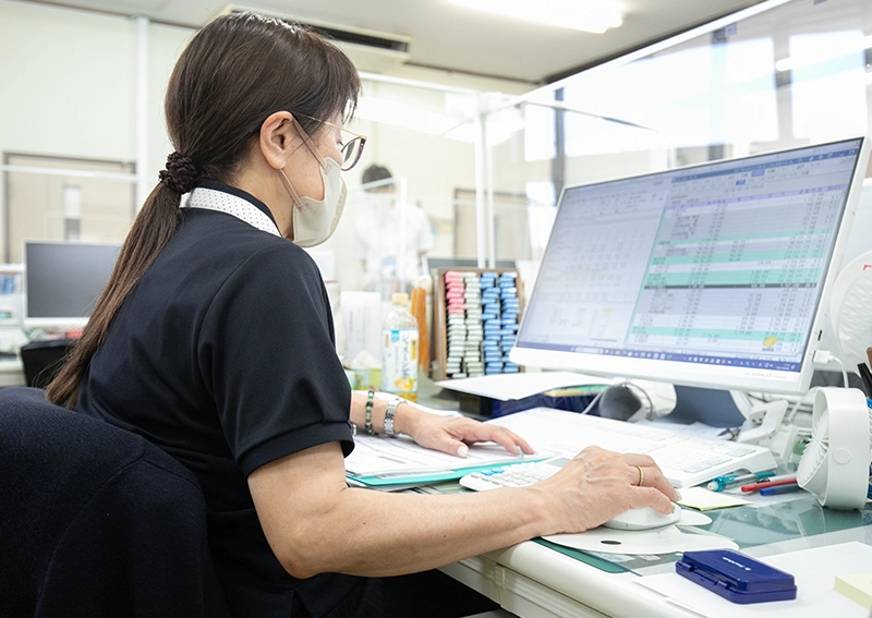 パソコンで作業する社員
