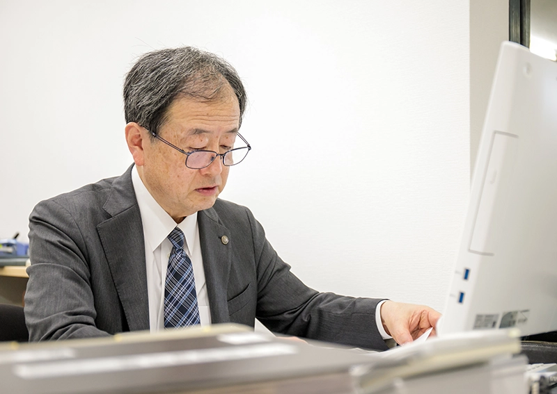 デスクで作業する代表税理士