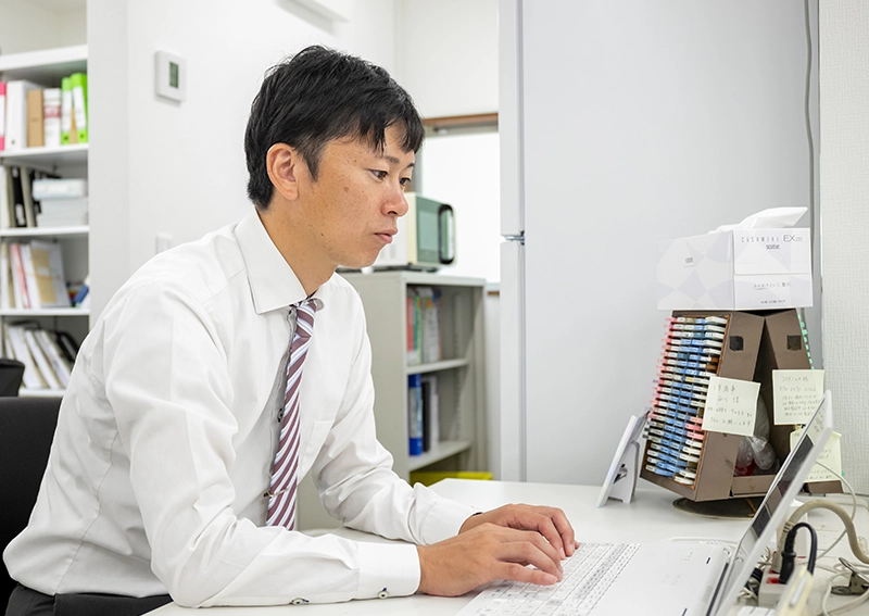 パソコンで作業する税理士
