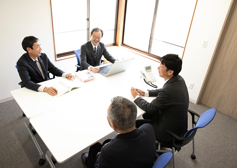 打ち合わせする4人の税理士たち