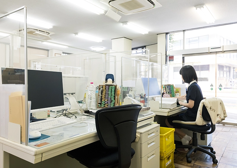 デスクで作業する社員