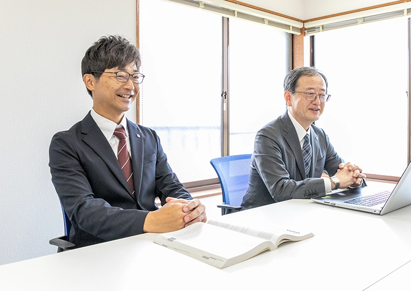相談を受ける税理士たち