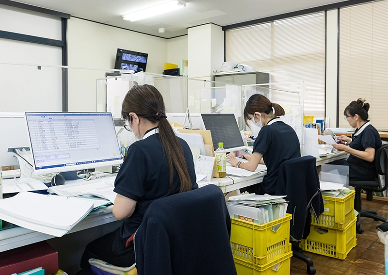 税務処理をする社員たち