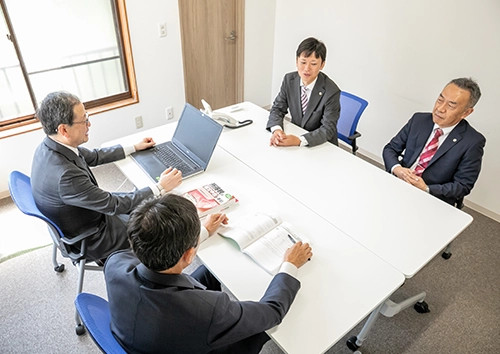 打ち合わせする関口会計の税理士たち