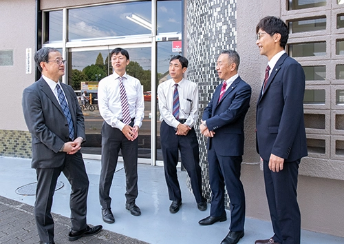 談笑する関口会計の税理士たち