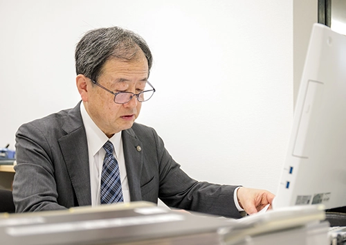 デスクで仕事をする関口代表税理士