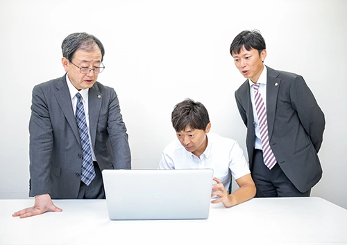 相談しながら仕事を進める税理士たち