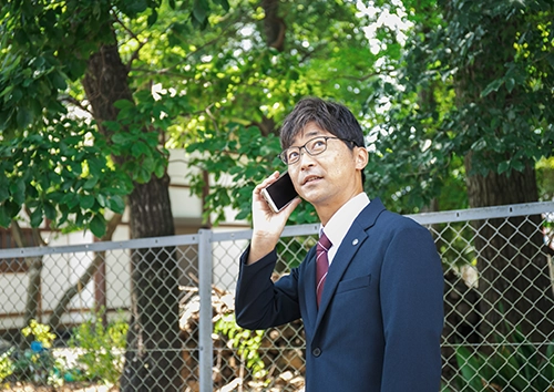 クライアントと電話をする税理士