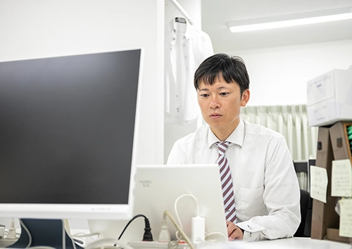 パソコンで作業する税理士