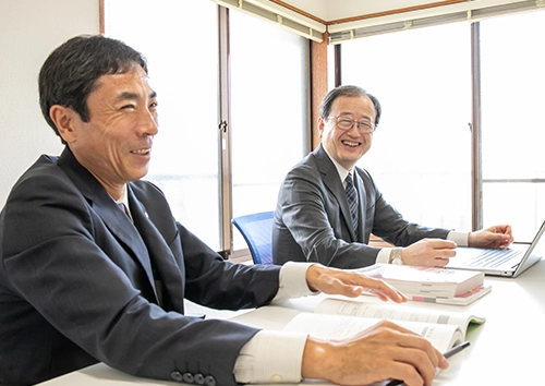 会議室で和やかに打ち合わせする税理士たち